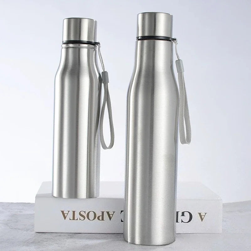 Bouteille d'eau de sport en acier inoxydable.