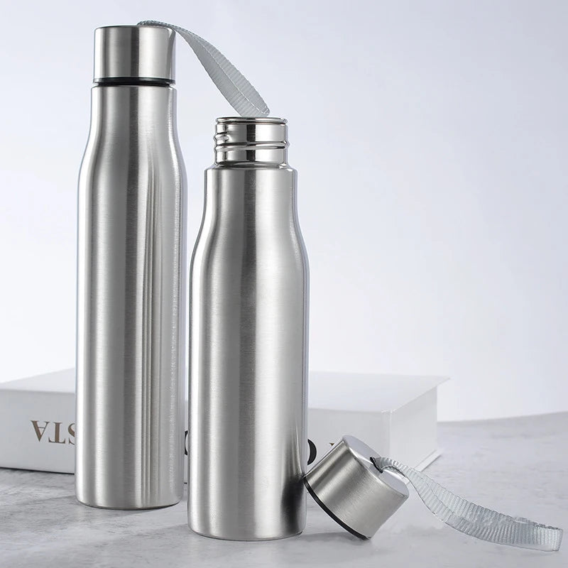 Bouteille d'eau de sport en acier inoxydable.