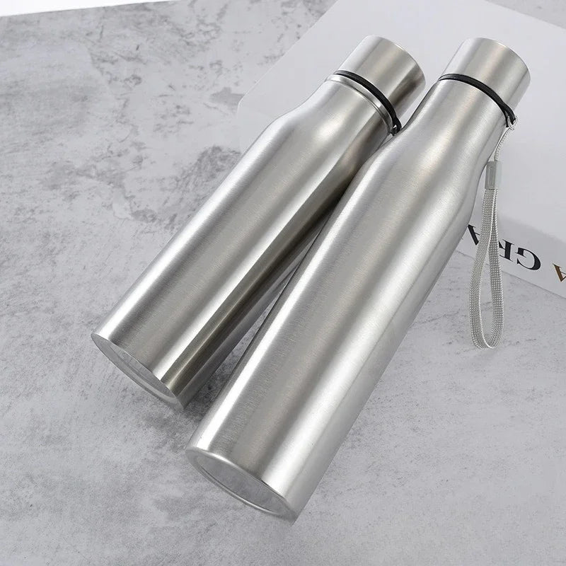 Bouteille d'eau de sport en acier inoxydable.