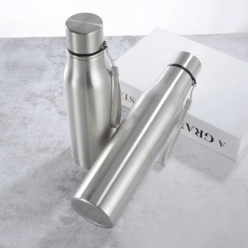 Bouteille d'eau de sport en acier inoxydable.