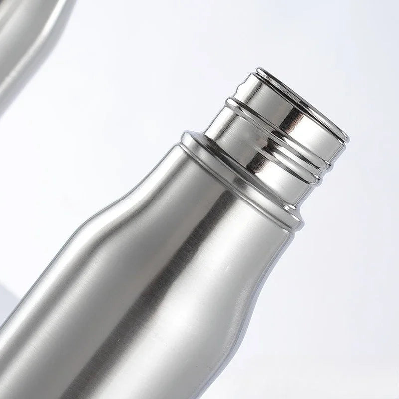 Bouteille d'eau de sport en acier inoxydable.