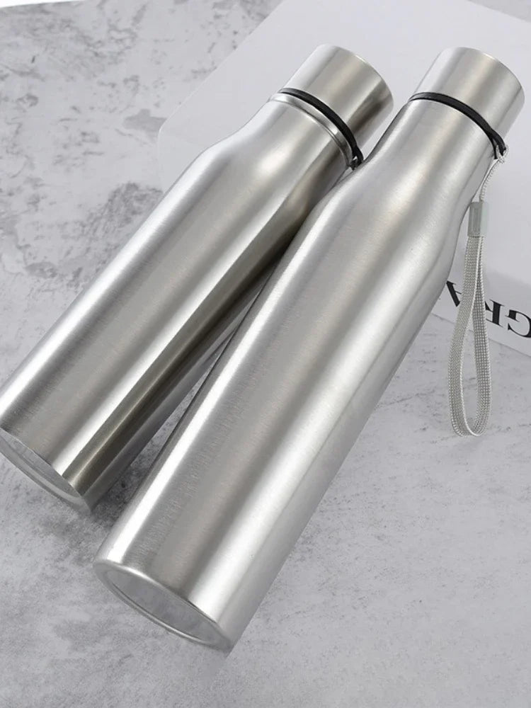 Bouteille d'eau de sport en acier inoxydable.